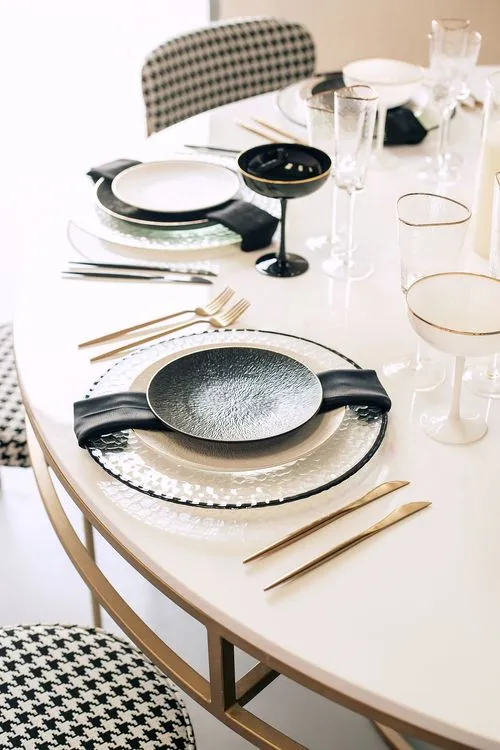 Pied-de-poul chairs in graphic set