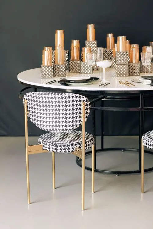 Pied-de-poul chairs in graphic set