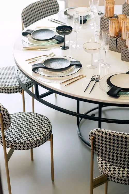 Pied-de-poul chairs in graphic set