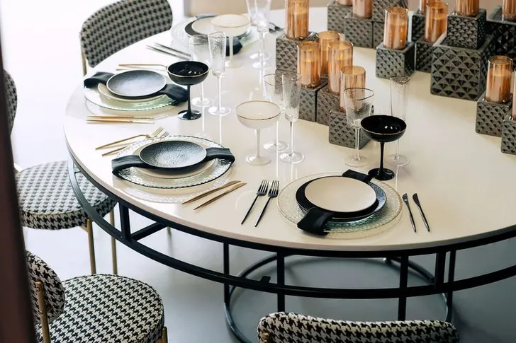 Pied-de-poul chairs in graphic set