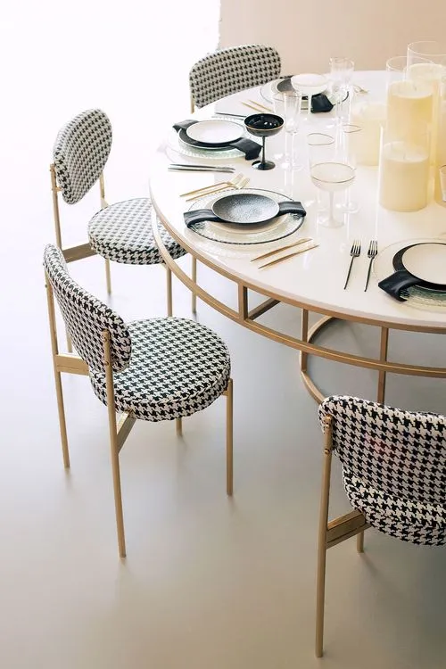 Pied-de-poul chairs in graphic set