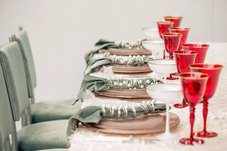 Pistachio-red table setting at rectangular table