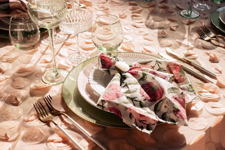 Powder table setting at wave table
