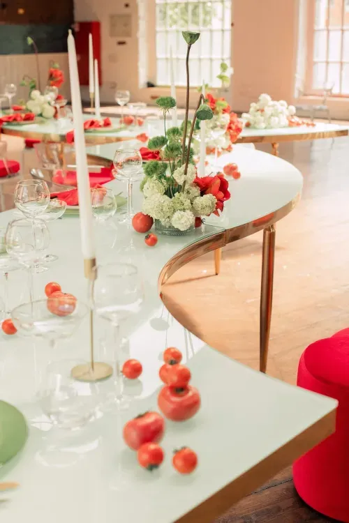 Red and gold set at a serpentine table
