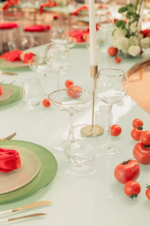 Red and gold set at a serpentine table