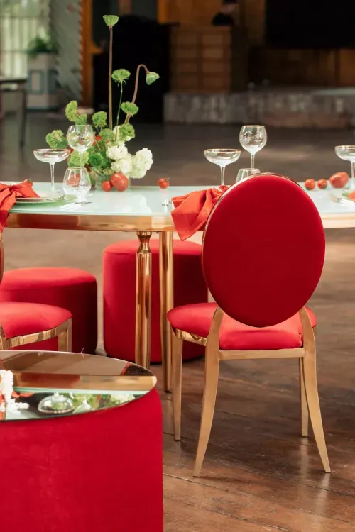 Red and gold set at a serpentine table