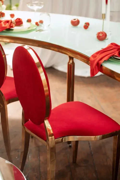Red and gold set at a serpentine table