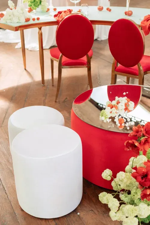 Red and gold set at a serpentine table