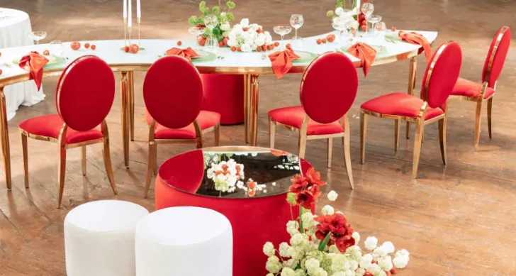 Red and gold set at a serpentine table