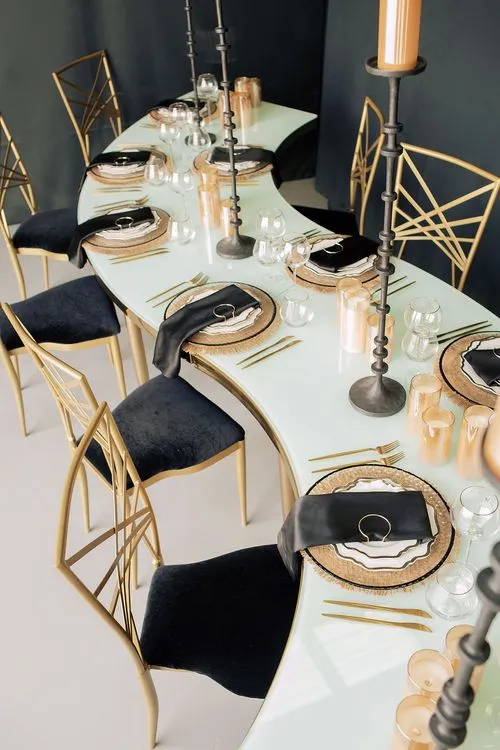 Red-black table setting at wave table