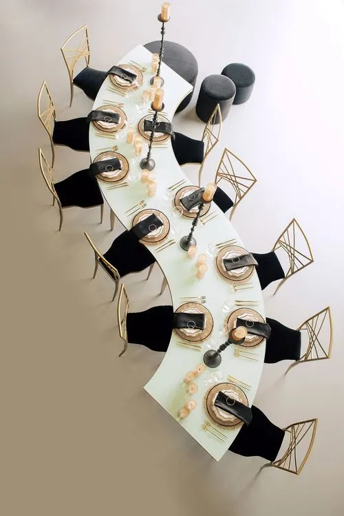 Red-black table setting at wave table