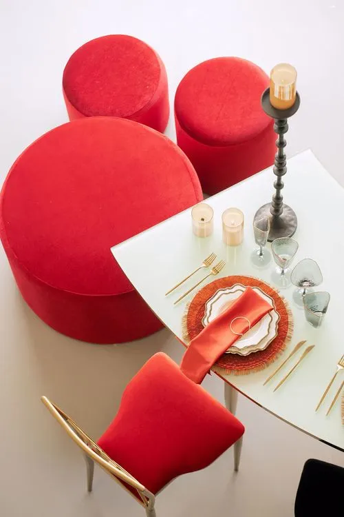 Red-black table setting at wave table