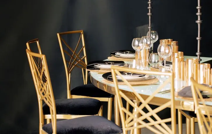 Red-black table setting at wave table