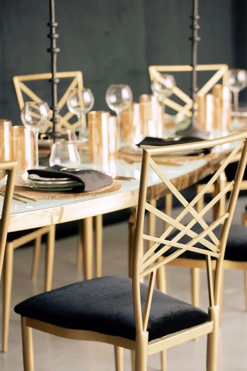 Red-black table setting at wave table