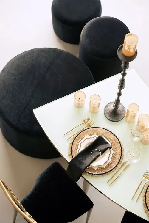 Red-black table setting at wave table