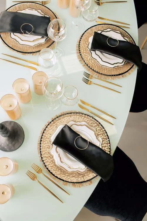 Red-black table setting at wave table