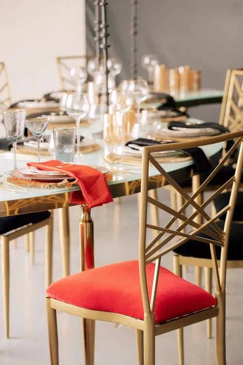 Red-black table setting at wave table