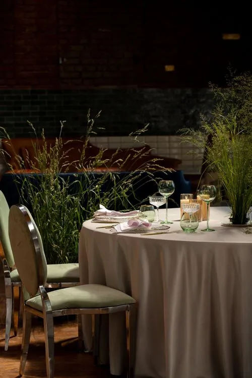 Round Dinner — Pearlescent Plate, Pistachio Glasses & Fern Velvet Chairs