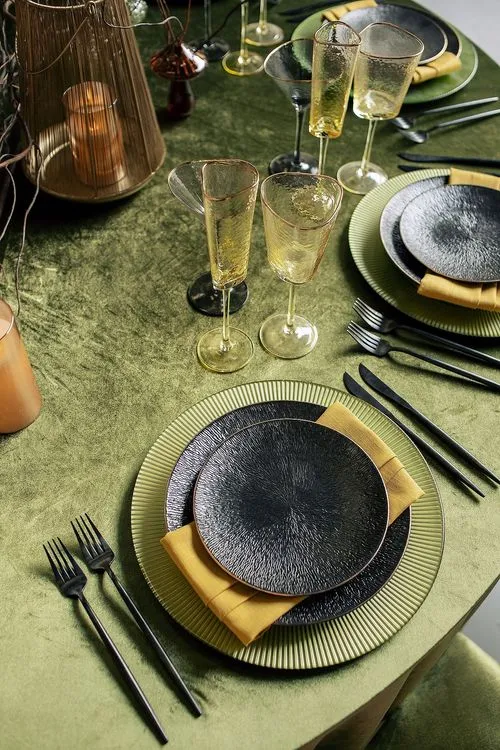 Royal Green Velvet — Round Table