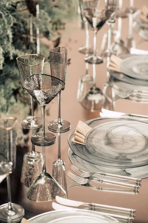 Smoky table service at rectangular mirror table