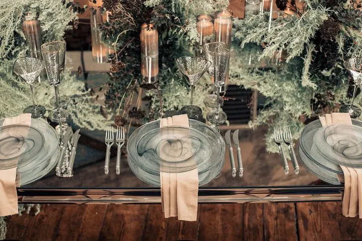 Smoky table service at rectangular mirror table