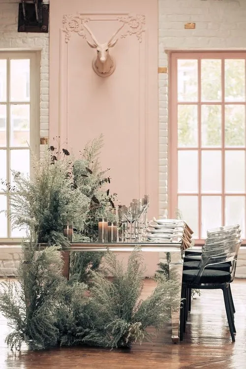 Smoky table service at rectangular mirror table