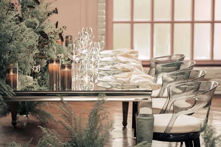 Smoky table service at rectangular mirror table