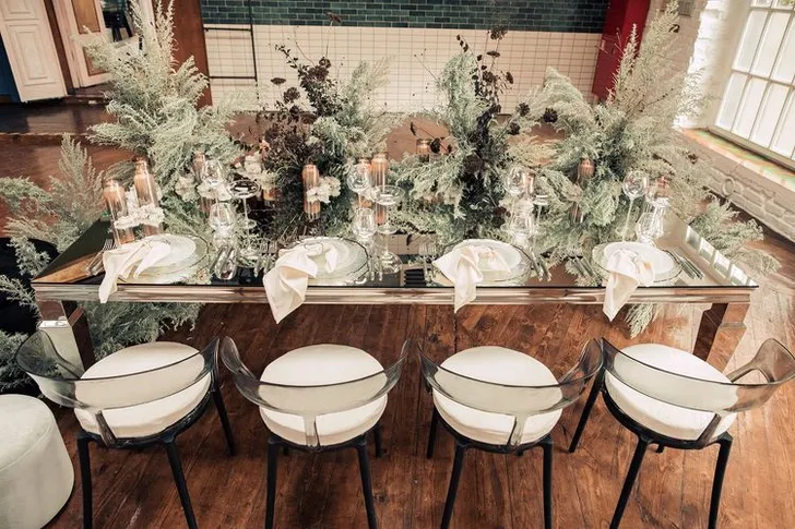 Smoky table service at rectangular mirror table