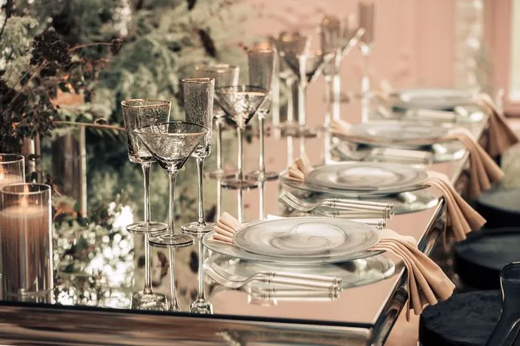 Smoky table service at rectangular mirror table