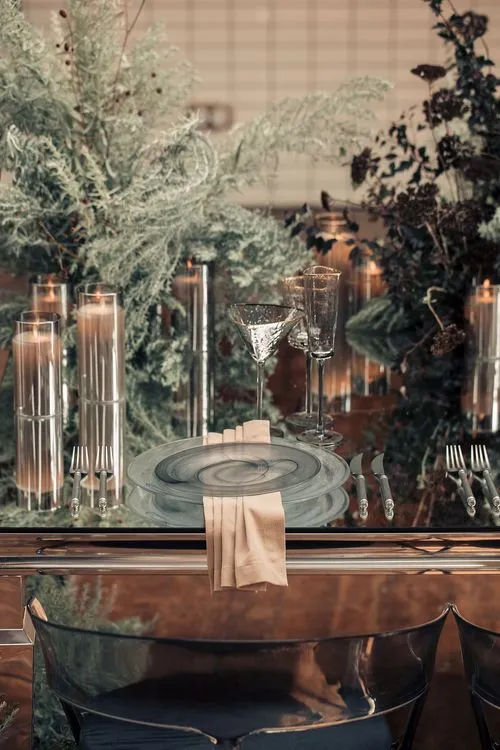 Smoky table service at rectangular mirror table