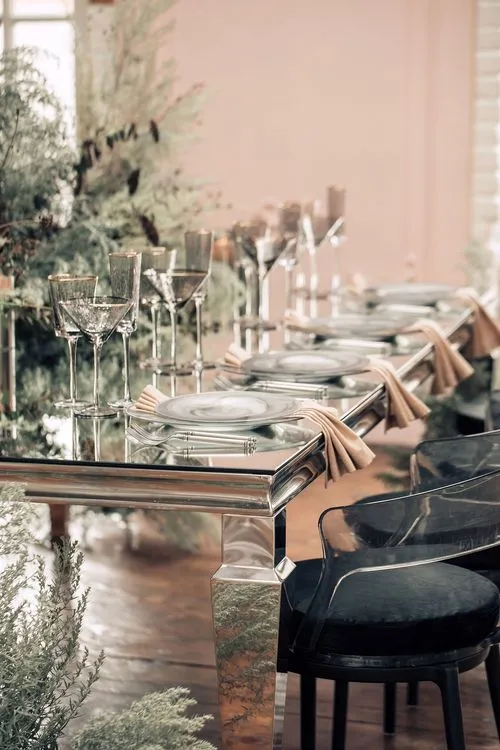 Smoky table service at rectangular mirror table