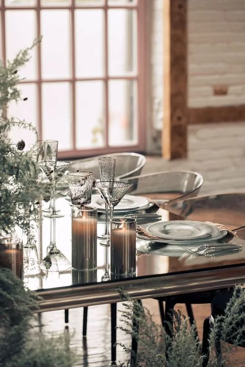 Smoky table service at rectangular mirror table