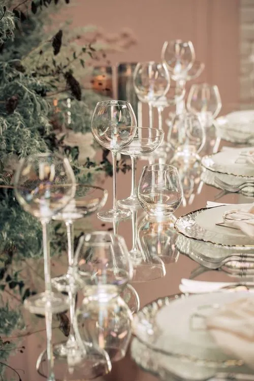 Smoky table service at rectangular mirror table