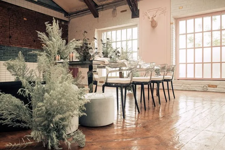 Smoky table service at rectangular mirror table