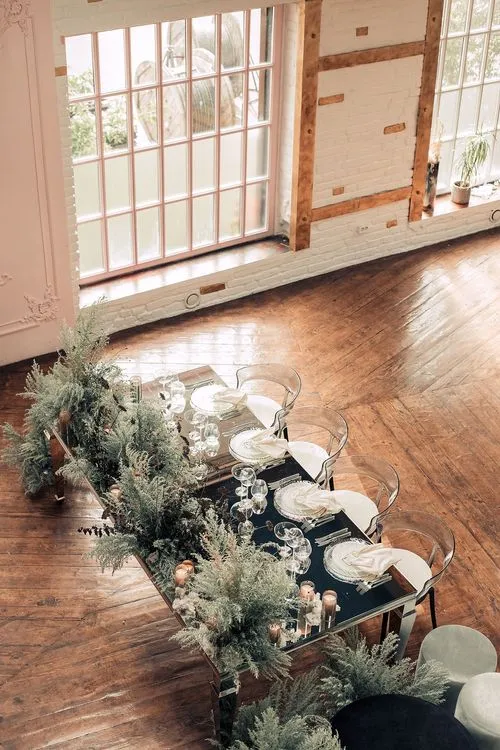 Smoky table service at rectangular mirror table