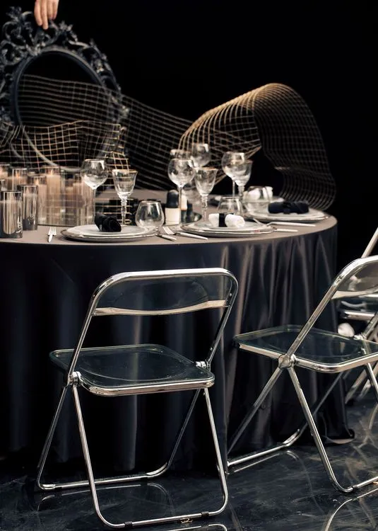 Smoky table setting at round table