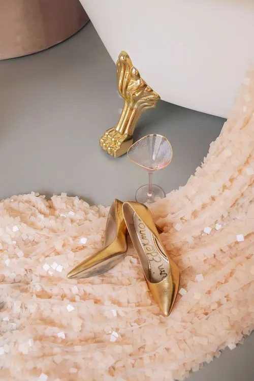 Soft pink table setting at round table