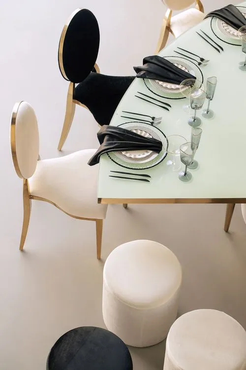 Eye-shaped table and black-and-white set