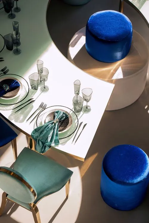 Eye-shaped table with a setup featuring blue accents