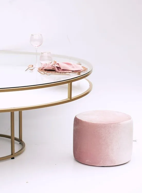 Table setting with pink accents at round table