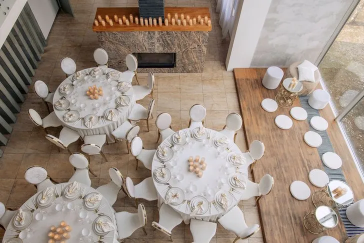 Total White — Round Tables with Velvet Chairs