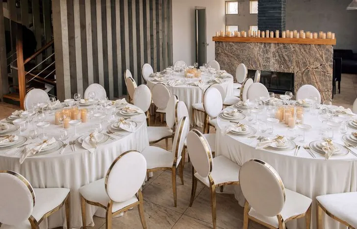 Total White — Round Tables with Velvet Chairs