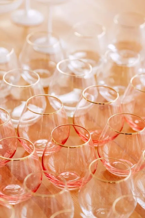 Total White — Round Tables with Velvet Chairs