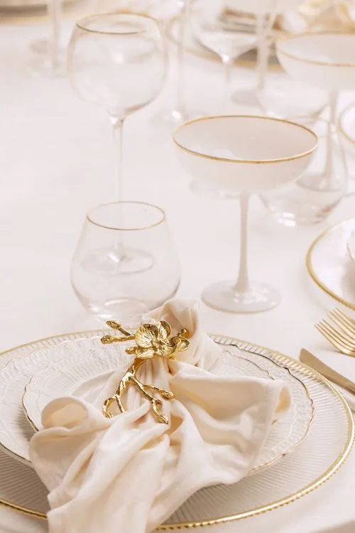 Total White — Round Tables with Velvet Chairs