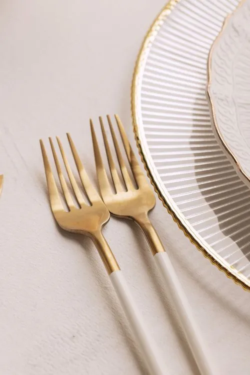 Total White — Round Tables with Velvet Chairs