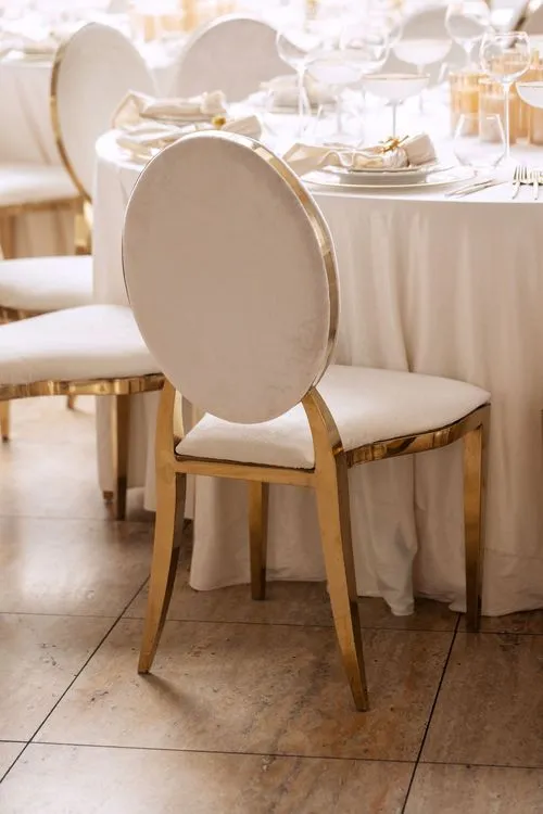 Total White — Round Tables with Velvet Chairs