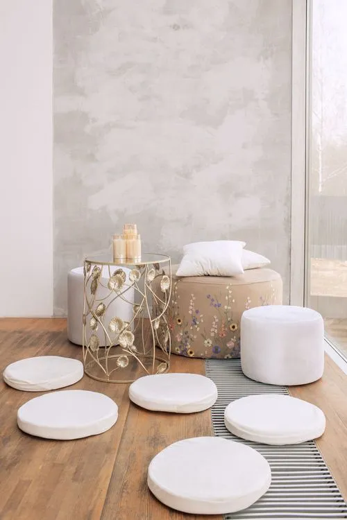 Total White — Round Tables with Velvet Chairs