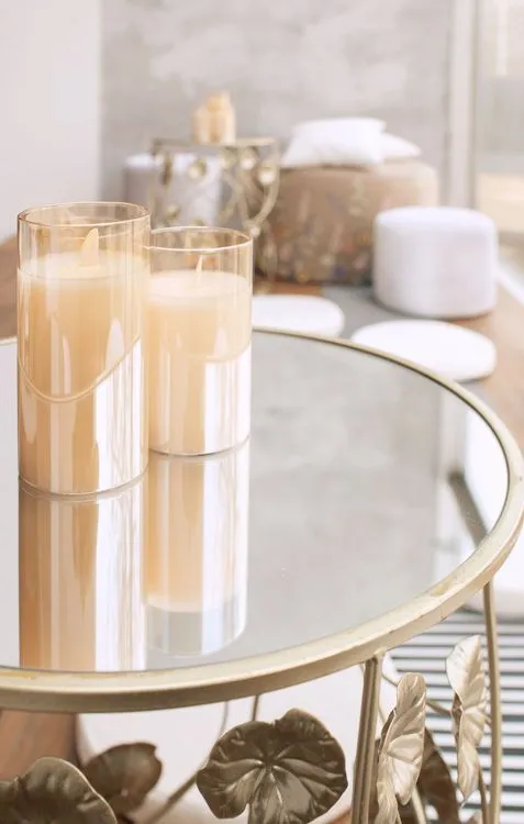 Total White — Round Tables with Velvet Chairs