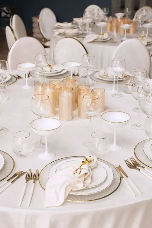 Total White — Round Tables with Velvet Chairs
