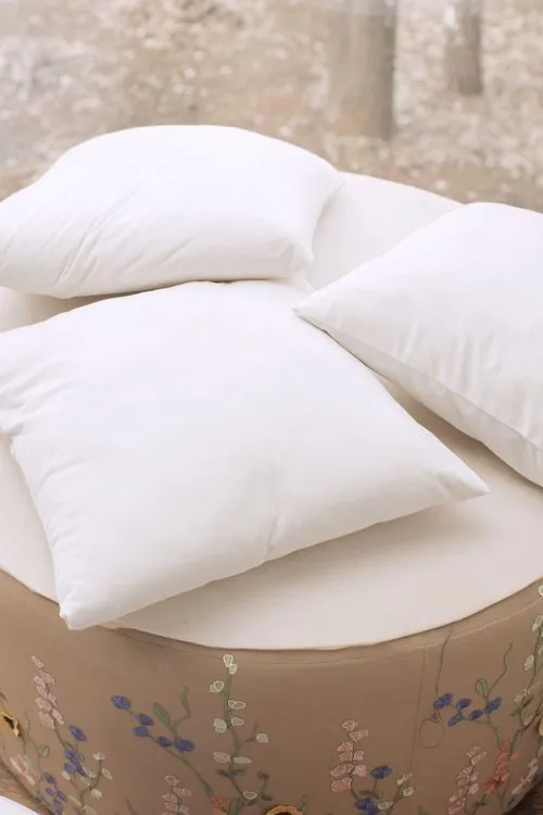 Total White — Round Tables with Velvet Chairs